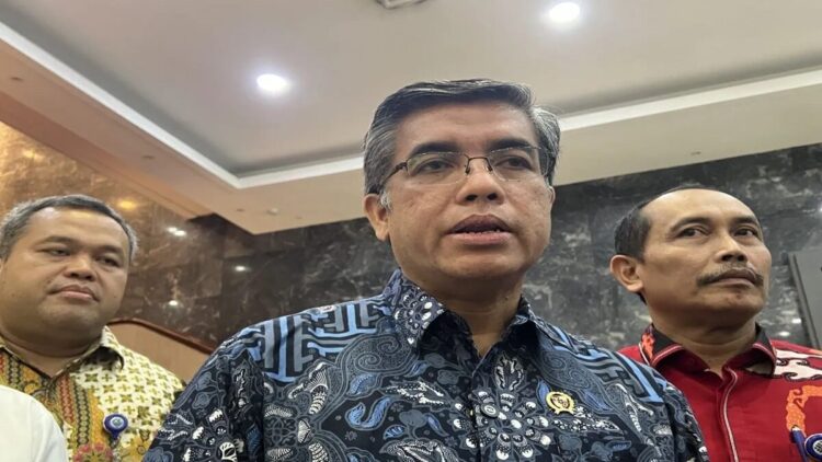 Menteri Ketenagakerjaan (Menaker) Yassierli memberi keterangan kepada wartawan di Kantor Kementerian Ketenagakerjaan, Jakarta, Kamis (5/6/2025). ANTARA/Putu Indah Savitri