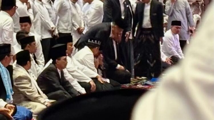 Presiden Prabowo Subianto beserta sejumlah pejabat negara dan menteri-menteri Kabinet Merah Putih menunaikan shalat Idul Adha 1446 H berjamaah di Masjid Istiqlal, Jakarta, Jumat (6/6/2025). ANTARA/Genta Tenri Mawangi.