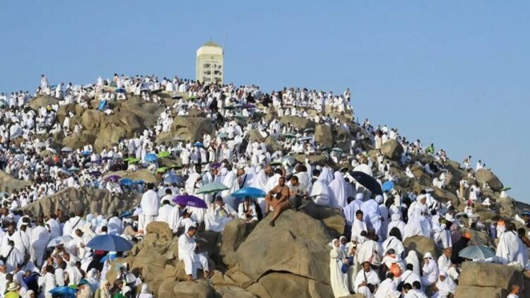 Arab Saudi Tangkap 9 Pelanggar Aturan Haji, 111 Jamaah Ilegal Diamankan 1 Umat Islam memadati Jabal Rahmah jelang wukuf di Arafah, Arab Saudi, Kamis (5/6/2025). ANTARA FOTO/Andika Wahyu/YU/am.