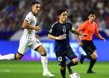 Joey Pellupesy berusaha mengejar Takefusa Kubo. (dok. istimewa)