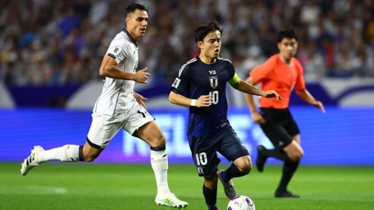 Jepang Bungkam Indonesia 6-0 di Kualifikasi Piala Dunia 2026, Dua Pemain Garuda Cedera! 1 Joey Pellupesy berusaha mengejar Takefusa Kubo. (dok. istimewa)