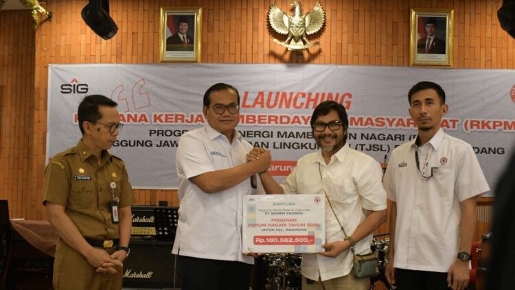Semen Padang Kucurkan Dana Rp180 Juta untuk Forum Nagari Indarung 1 Kadept Komunikasi dan Hukum Semen Padang Iskandar Z Lubis serahkan bantuan BMN untuk Forum Nagari Indarung. (dok. Humas)