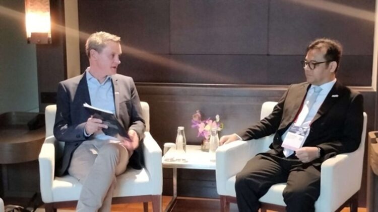 Kemkomdigi dan SAP Jajaki Kolaborasi Bangun Ekosistem AI Nasional yang Etis-Berdaulat 1 Wamenkomdigi Nezar Patria bertemu dengan Head of Global Government Affairs & Corporate Social Responsibilities SAP, Wolfgang Dierker, di sela-sela penyelenggaraan ATxAI Summit 2025 di Singapura. (Foto: Humas Kemkomdigi)