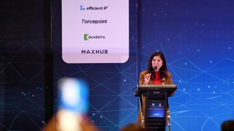 Transformasi AI yang Inklusif, Menkomdigi Meutya Hafid Dorong Percepatan Akses Internet di Kawasan Timur 1 Menkomdigi Meutya Hafid dalam acara HIPMI x MVT Connect 2025 di Makassar, Sulawesi Selatan (foto: Humas Kemkomdigi)