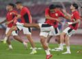 Pesepak bola Timnas Indonesia Rizky Ridho (tengah) bersama rekan-rekannya mengikuti sesi latihan resmi jelang pertandingan kualifikasi Piala Dunia 2026 putaran ketiga Grup C di Stadion Utama Gelora Bung Karno, Jakarta, beberapa waktu lalu. (dok. PSSI)