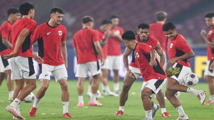 Sejumlah pesepak bola Timnas Indonesia mengikuti sesi latihan resmi jelang pertandingan kualifikasi Piala Dunia 2026 putaran ketiga Grup C di Stadion Utama Gelora Bung Karno, Jakarta, Rabu (4/6/2025). ANTARA FOTO/Bayu Pratama S/app/nz
