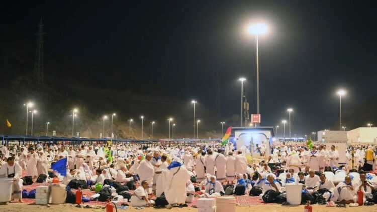 Jamaah haji Indonesia menunaikan mabit di Muzdalifah, Makkah, Arab Saudi, Kamis (5/6/2025) . ANTARA FOTO/Andika Wahyu/foc. (ANTARA FOTO/ANDIKA WAHYU)