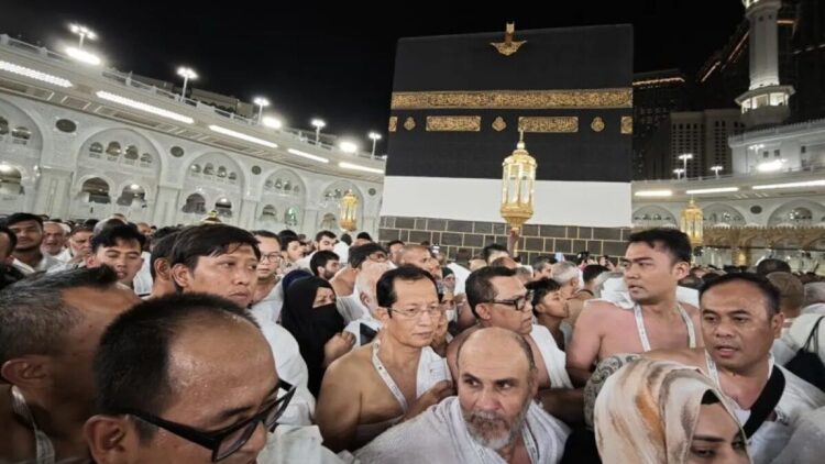 BP Haji Apresiasi Ketegasan Saudi, Siap Evaluasi Layanan Haji-Tekan Ongkos tanpa Turunkan Kualitas 1 Menteri Agama Nasaruddin Umar (tengah) melakukan Tawaf saat rangkaian umrah wajib di Masjidil Haram, Makkah, Arab Saudi, Sabtu (31/5/2025) . ANTARA FOTO/Andika Wahyu/agr (ANTARA FOTO/ANDIKA WAHYU)