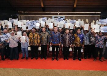 Menko IPK Agus Harimurti Yudhoyono (AHY) bersama Wamen ATR/BPN Ossy Darmawan dan jajaran saat menyerahkan sertifikat tanah di Sukabumi. (dok. ATR/BPN)