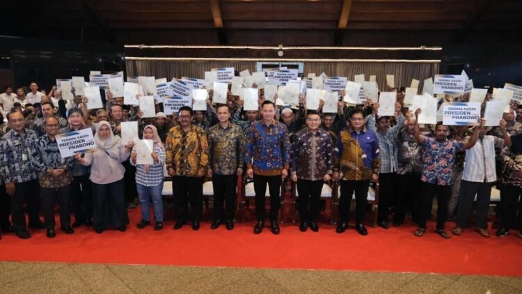 Apresiasi Kementerian ATR/BPN, Menko AHY: Tanpa Kepastian Tanah Tak Akan Ada Pembangunan 1 Menko IPK Agus Harimurti Yudhoyono (AHY) bersama Wamen ATR/BPN Ossy Darmawan dan jajaran saat menyerahkan sertifikat tanah di Sukabumi. (dok. ATR/BPN)