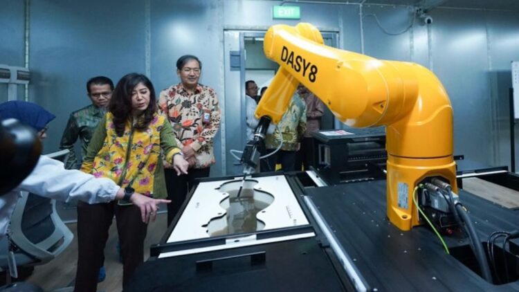 Menteri Komunikasi dan Digital Meutya Hafid usai meninjau Labolatorium IDTH, Depok, Jawa Barat, Rabu (4/6/2025) mengatakan dengan hadirnya IDTH, Indonesia kini memiliki kapasitas untuk menguji secara ilmiah, transparan, dan akuntabel sesuai standar internasional. (Foto: Dok Kemkomdigi)