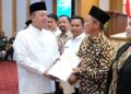 Menteri Nusron serahkan sertifikat tanah di Sulteng. (dok. ATR/BPN)