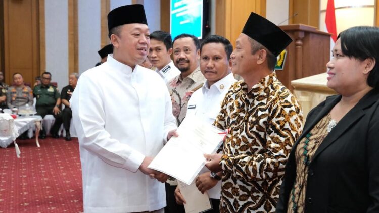 Menteri Nusron serahkan sertifikat tanah di Sulteng. (dok. ATR/BPN)