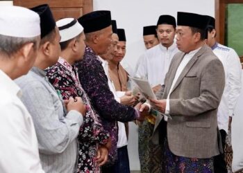 Menteri Nusron serahkan tanah wakaf. (dok. ATRBPN)