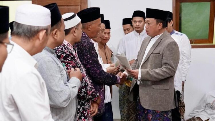 Menteri Nusron serahkan tanah wakaf. (dok. ATRBPN)