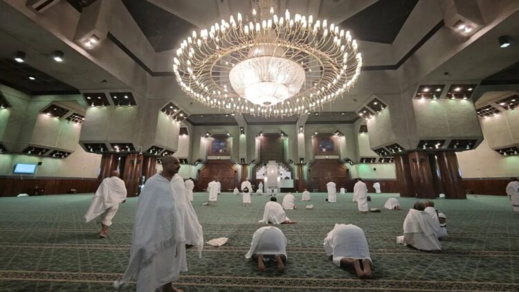 Jamaah Haji Reguler Wafat atau Kecelakaan, Ini Skema dan Cara Klaim Asuransi dari PPIH Arab Saudi 1 Jamaah umrah menunaikan shalat sunah Ihram di dalam Masjid Aisyah, Makkah, Arab Saudi, Minggu (22/6/2025) ANTARA FOTO/Andika Wahyu/bar (ANTARA FOTO/ANDIKA WAHYU)