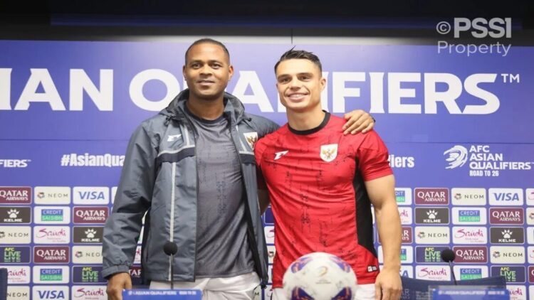 Pelatih timnas Indonesia, Patrick Kluivert, dan gelandang Joey Pelupessy menghadiri jumpa pers sebelum pertandingan putaran ketiga kualifikasi Piala Dunia 2026 zona Asia melawan Jepang di Suita City Stadium, Prefektur Osaka, Senin (9/6/2025). (ANTARA/HO-PSSI)