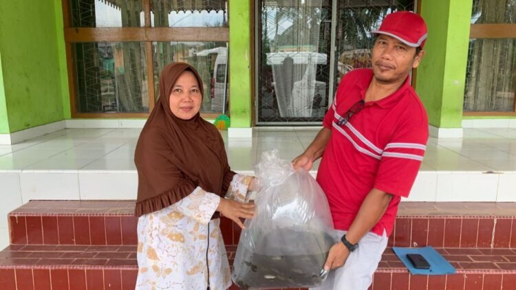 PTPN IV Regional 4 Bantu 3000 Bibit Ikan untuk Kemajuan Pendidikan Jambi 1 PTPN IV Regional 4 bantu 3000 bibit ikan untuk pendidikan