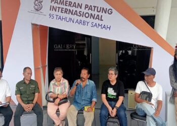 Para kurator dan peserta Pameran Patung Internasional 95 tahun Arby Samah di Taman Budaya Sumbar saat memberikan info terkait pameran. (dok. Radarsumbar)