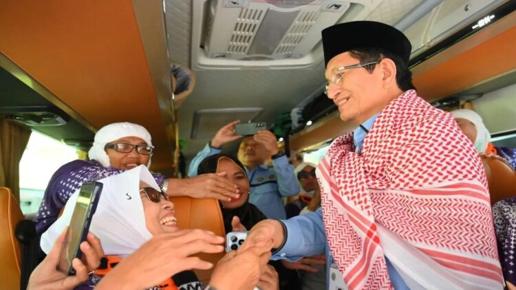 Menag: Kedisiplinan Jemaah Haji Indonesia Dipuji Negara Sahabat dan Arab Saudi 1 Menteri Agama Nasaruddin Umar menyapa jamaah haji Indonesia di dalam bus saat pemulangan di Hotel Moro Alalameyah, Makkah, Arab Saudi, Selasa (10/6/2025). ANTARA FOTO/Andika Wahyu/foc. (ANTARA FOTO/ANDIKA WAHYU)