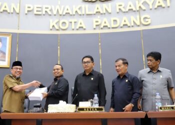Penyerahan dokumen perubahan KUA-PPAS. (dok. Prokopim)