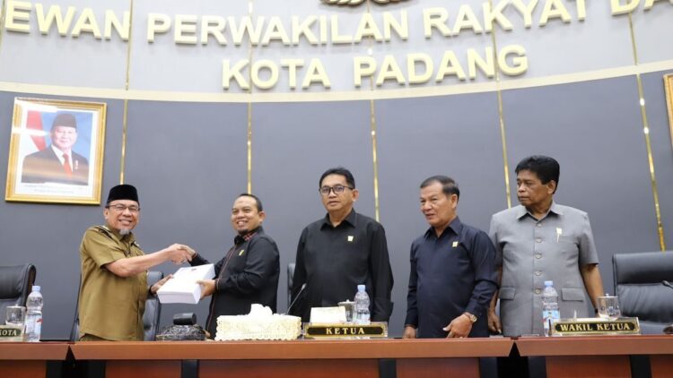 Penyerahan dokumen perubahan KUA-PPAS. (dok. Prokopim)