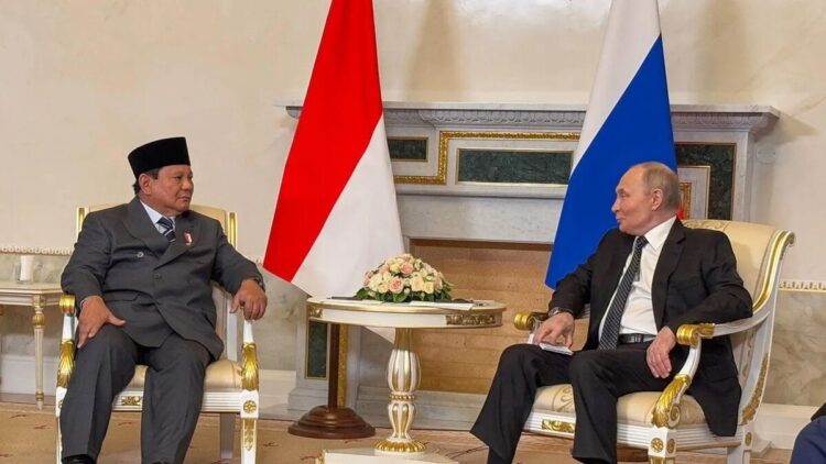 Presiden Prabowo Subianto (kiri) berbincang dengan Presiden Rusia Vladimir Putin (kanan) dalam kunjungan kenegaraan di Istana Konstantine Novsky, St. Petersburg, Rusia, Kamis (19/6/2025). Dalam pertemuan bilateral tersebut keduanya mendeklarasikan kerja sama strategis antara Indonesia dan Rusia. ANTARA FOTO/Genta Tenri Mawangi/tom.