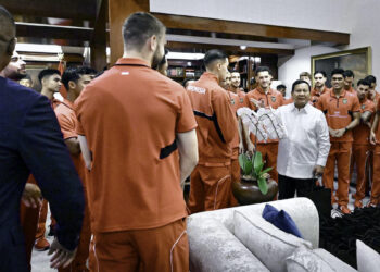 Presiden Prabowo Subianto menerima langsung kedatangan para pemain, pelatih, dan ofisial Tim Nasional Sepak Bola Indonesia di kediaman pribadinya di Jalan Kertanegara, Jakarta, pada Jumat siang, 6 Juni 2025. (Foto: BPMI Setpres)