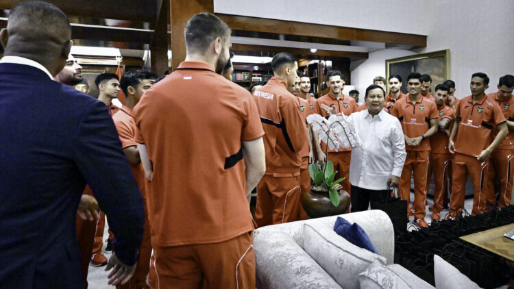Presiden Prabowo Subianto menerima langsung kedatangan para pemain, pelatih, dan ofisial Tim Nasional Sepak Bola Indonesia di kediaman pribadinya di Jalan Kertanegara, Jakarta, pada Jumat siang, 6 Juni 2025. (Foto: BPMI Setpres)