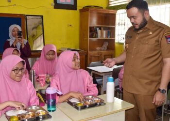 Program MBG resmi dimulai di Kota Padang, ditandai dengan kunjungan Wako Fadly Amran ke SMPN 8 Padang. (dok. Prokopim)
