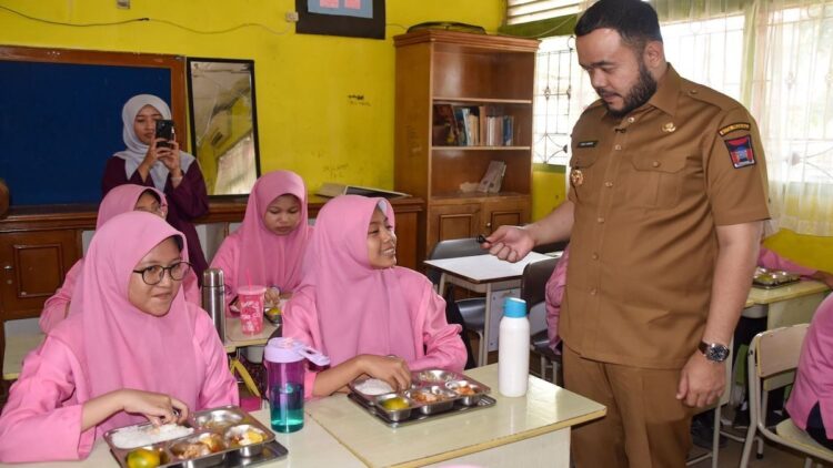 Program Makan Bergizi Gratis Resmi Dimulai di Kota Padang 1 Program MBG resmi dimulai di Kota Padang, ditandai dengan kunjungan Wako Fadly Amran ke SMPN 8 Padang. (dok. Prokopim)