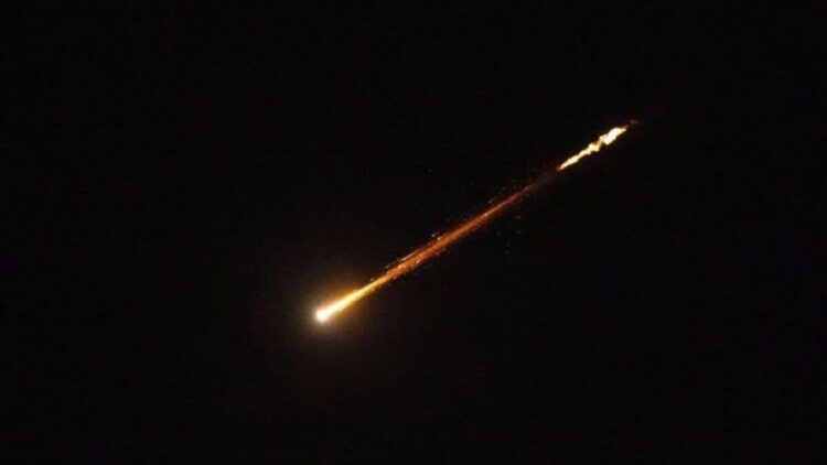 Rudal melintas di atas Yerusalem selama serangan yang diluncurkan Iran ke Israel (13/62025). Menurut Pasukan Pertahanan Israel (IDF) puluhan rudal ditembakkan dari Iran ke Israel pada Jumat (13/6) malam. (ANTARA FOTO/Xinhua/Chen Junqing/tom.)