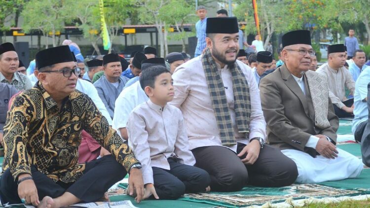 Pemko Padang Gelar Salat Idul Adha di Lapangan Apeksi Balaikota, Diikuti Ribuan Warga 1 Wako Fadly Amran Salat Idul Adha di lapangan Apeksi Balaikota Padang. (dok. Prokopim)
