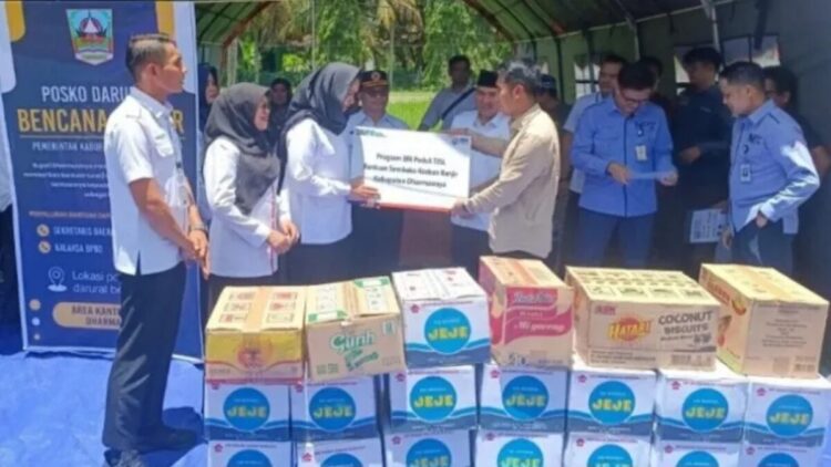 BRI Peduli serahkan bantuan korban banjir di Dharmasraya. (dok. istimewa)