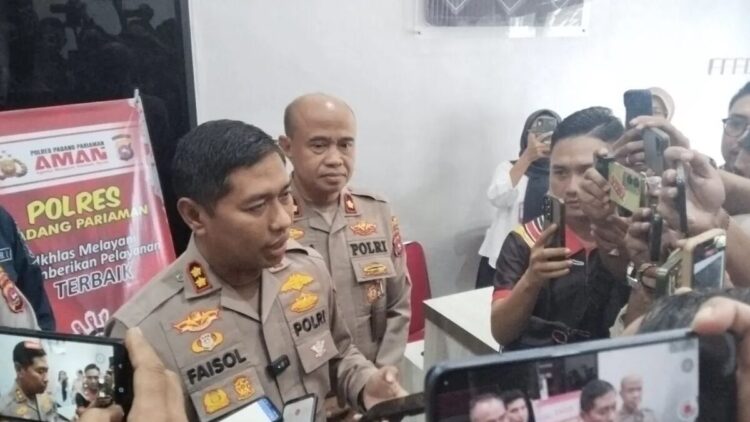 Kapolres Padang Pariaman AKBP Faisol Amir memberi keterangan pada wartawan terkait kasus Batang Anai. (dok. Antara)