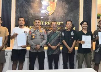 Empat pelaku pungli di Pantai Air Manis diamankan polisi. (dok. istimewa)