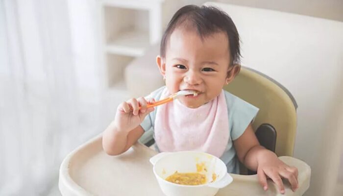 Kenali Waktu dan Pilihan Camilan Sehat untuk Bayi Usia 6 Bulan ke Atas