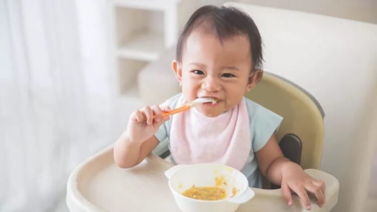 Ilustrasi bayi makan. (dok. istimewa)