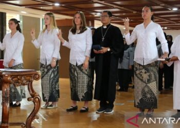 Empat pemain naturalisasi yakni Emily Julia Frederica Nahon, Felicia Victoria de Zeeuw, Iris Joska de Rouw dan Isa Guusje Warps saat menjalani sumpah menjadi WNI di gedung Direktorat Jenderal Hukum Umum, Kuningan, Jakarta Selatan, Selasa (10/6/2025) (ANTARA/Ho-Humas Ditjen AHU Kementerian Hukum)