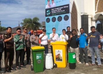 Semen Padang serahkan bantuan tong sampah di Hari Lingkungan Hidup Sedunia 2025. (dok. Humas)