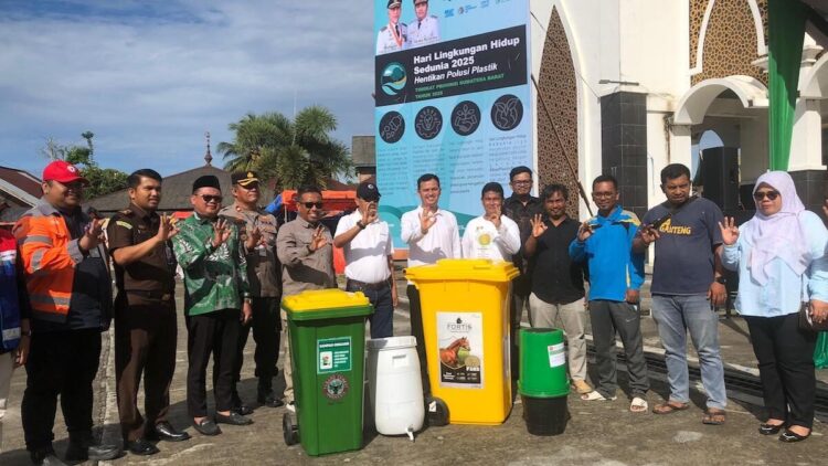 Semen Padang serahkan bantuan tong sampah di Hari Lingkungan Hidup Sedunia 2025. (dok. Humas)