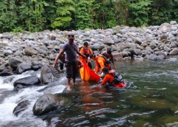 Basarnas Padang Evakuasi Jasad Pria yang Sudah Membusuk di Sungai Lubuk Minturun 8 Tim Basarnas Padang mengevakuasi jenazah tak dikenal di sungai Lubuk Minturun. (dok. Basarnas Padang)