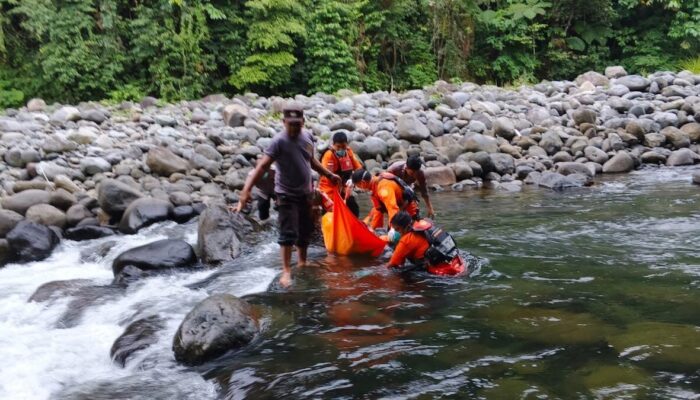 Basarnas Padang Evakuasi Jasad Pria yang Sudah Membusuk di Sungai Lubuk Minturun