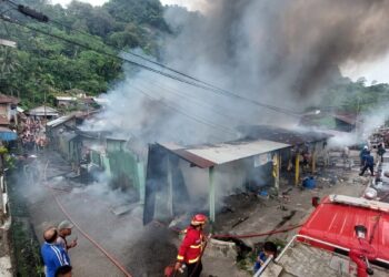 Tim Damkar Kota Padang berupaya memadamkan api saat kebakaran menghanguskan lima bangunan di kawasan Lubeg. (dok. Damkar Kota Padang)