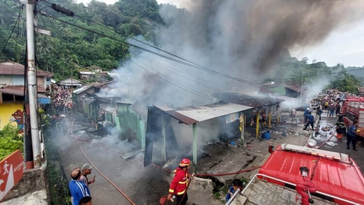 Tim Damkar Kota Padang berupaya memadamkan api saat kebakaran menghanguskan lima bangunan di kawasan Lubeg. (dok. Damkar Kota Padang)