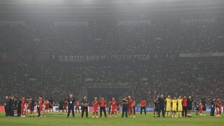 Timnas Indonesia menyanyikan lagu Tanah Airku usai mengalahkan Timnas China 1-0 pada Kualifikasi Piala Dunia 2026 putaran ketiga Grup C di Stadion Utama Gelora Bung Karno, Jakarta, Kamis (5/6/2025). (ANTARA FOTO/BAYU PRATAMA S)