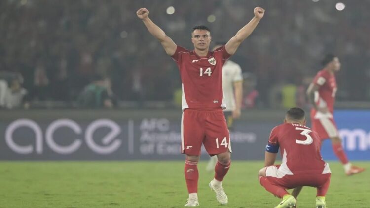 Pesepak bola Timnas Indonesia Joey Pelupessy (kiri) melakukan selebrasi usai mengalahkan Timnas China pada pertandingan Kualifikasi Piala Dunia 2026 putaran ketiga Grup C di Stadion Utama Gelora Bung Karno, Jakarta, Kamis (5/6/2025). ANTARA FOTO/Bayu Pratama S/Lmo/tom.