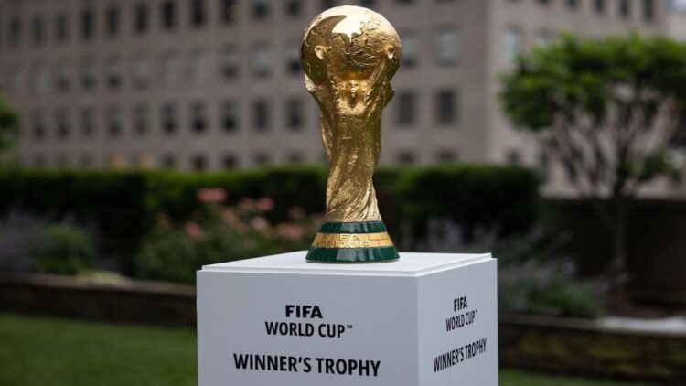 AFC Tunjuk Qatar dan Arab Saudi Jadi Tuan Rumah Ronde 4 Kualifikasi Piala Dunia 2026 1 Trofi Piala Dunia. (dok. istimewa)