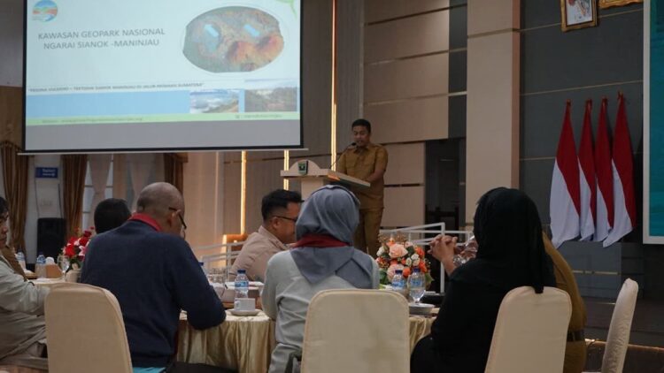 Pemprov Sumbar Dukung Penetapan Status Geopark Nasional Sianok-Maninjau dan Silokek di UNESCO 1 Wagub Sumbar Vasko Ruseimy beri sambutan saat pembahasan terkait Geopark Unesco. (dok. adpsb)