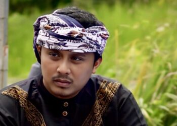 Wagub Sumbar Vasko Ruseimy berpakaian ala pesilat. (dok, adpsb)